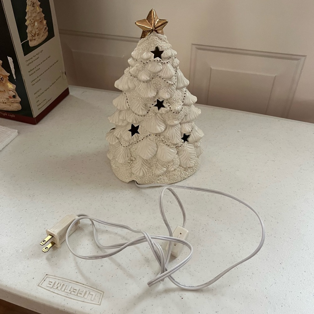 Vintage International Bazaar Ceramic White and Gold Christmas Tree - Picture 3 of 12